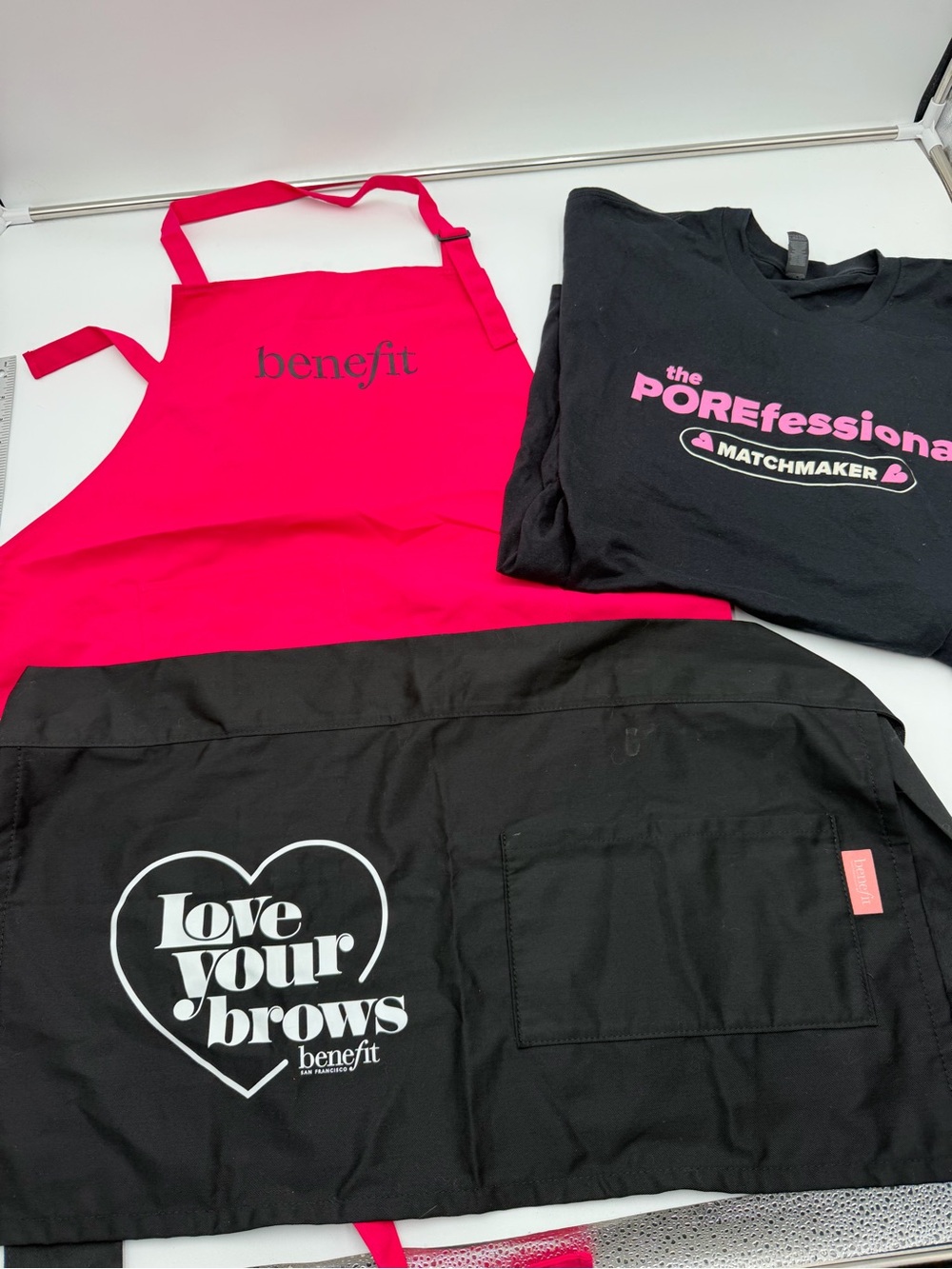 Benefit Cosmetics Apron Bundle 2 Aprons + XL Graphic T Shirt POREfessional Promo